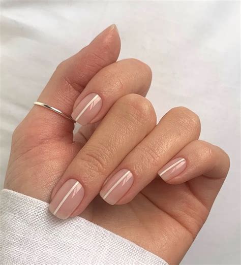 Uñas nude elegantes cortas